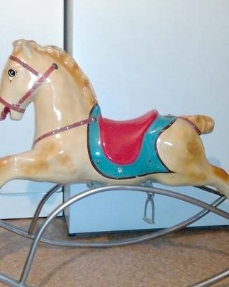 Cavallino a dondolo vintage in cartapesta 