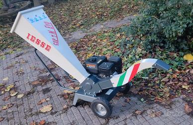Biotrituratore / cippatore a motore autonomo