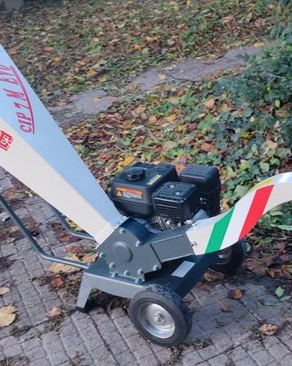 Biotrituratore / cippatore a motore autonomo