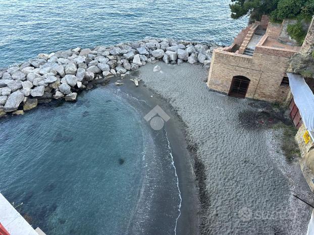 4 LOCALI A NAPOLI