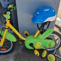 Bicicletta bambino con il casco nuovo 