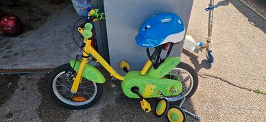 Bicicletta bambino con il casco nuovo 