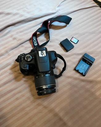 Canon EOS 1300D con obiettivo