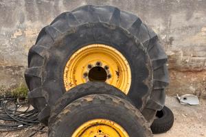Gomme e cerchi R 26 e R 18 john deere