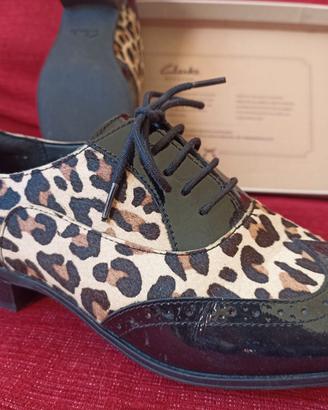 Scarpe Clarks donna vernice nera con inserti pelo