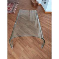 Tavolino Genio in cristallo curvato e metallo