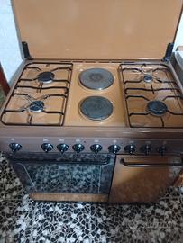 cucina 4 fuochi + 2 piastre e forno elettrici 