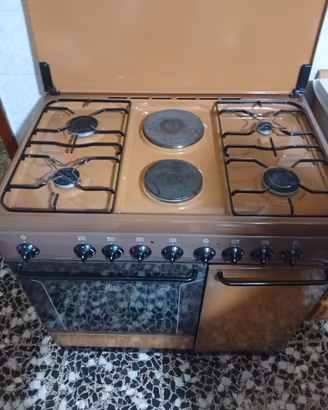 cucina 4 fuochi + 2 piastre e forno elettrici 