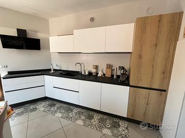 Cucina moderna completa + tavolo e 6 sedie