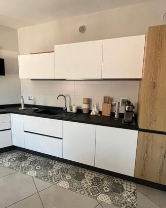 Cucina moderna completa + tavolo e 6 sedie