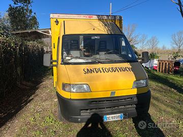 Furgone autonegozio per street food