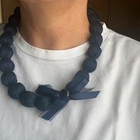 Collana in seta blu