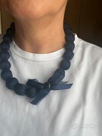 Collana in seta blu