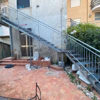 Scala in ferro zincato con pianerottoli e ringhier
