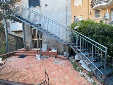 Scala in ferro zincato con pianerottoli e ringhier