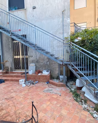 Scala in ferro zincato con pianerottoli e ringhier
