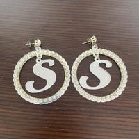 Orecchini a cerchio con lettera S