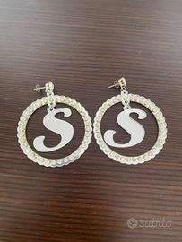 Orecchini a cerchio con lettera S