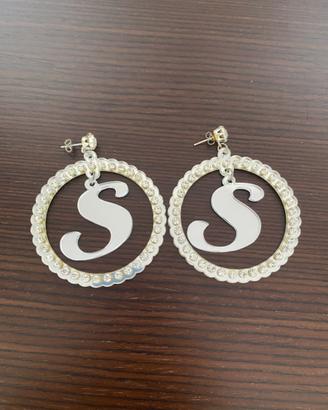 Orecchini a cerchio con lettera S