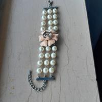 Bracciale con tre fili di perle e camelia smaltata