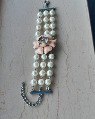 Bracciale con tre fili di perle e camelia smaltata