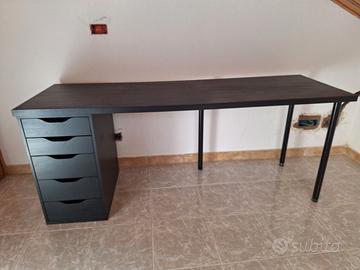 Scrivania con cassettiera