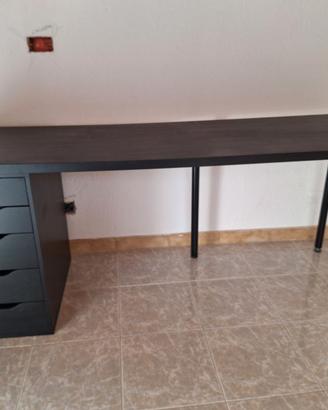 Scrivania con cassettiera