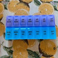 Porta pillole settimanali. 14 scomparti in Braille