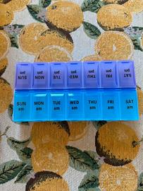 Porta pillole settimanali. 14 scomparti in Braille