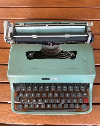 Macchina da scrivere Olivetti lettera 32