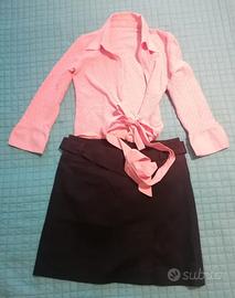 Gonna blu e camicetta rosa pizzo