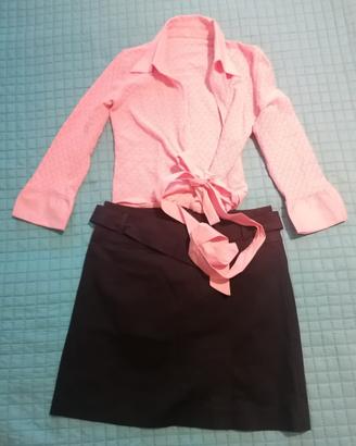 Gonna blu e camicetta rosa pizzo
