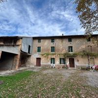 CASOLARE FRIULANO CON AMPIO TERRENO