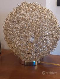 lampada color argento a forma di sfera