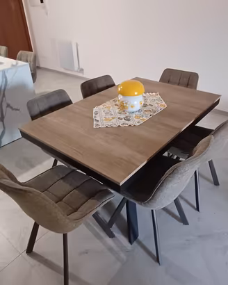 Tavolo con sedie e sgabelli 