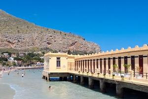 Mondello a pochi passi dal mare e piazza