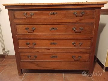 Comò antico con cassetti