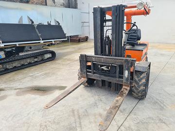 Carrello elevatore fuoristrada