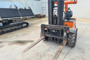 Carrello elevatore fuoristrada