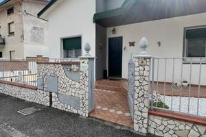 Villa singola unico piano con pertinenze e corte