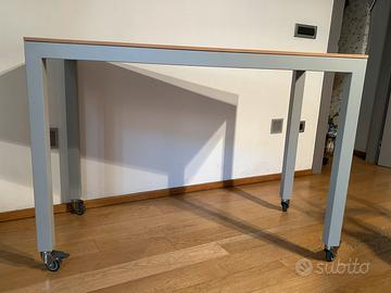 Tavolo con struttura di metallo e piano legno