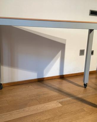 Tavolo con struttura di metallo e piano legno