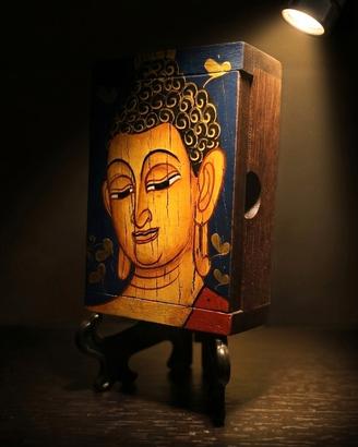 Scatola in legno con ritratto del Buddha dipinto a