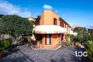 Caposchiera composto da due unità abitative