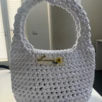 Borsa uncinetto con targa ricamata