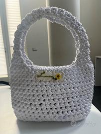 Borsa uncinetto con targa ricamata