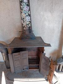 caminetto in ghisa antico ben tenuto 