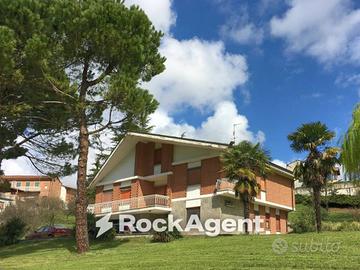 Villa di 380 m² con più di 5 locali e box auto a V