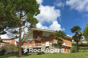 Villa di 380 m² con più di 5 locali e box auto a V