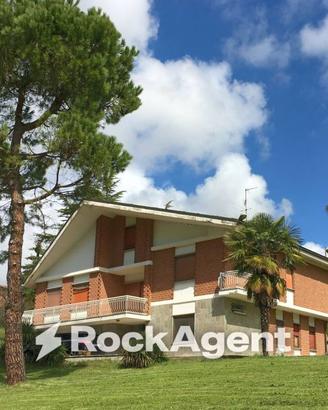 Villa di 380 m² con più di 5 locali e box auto a V